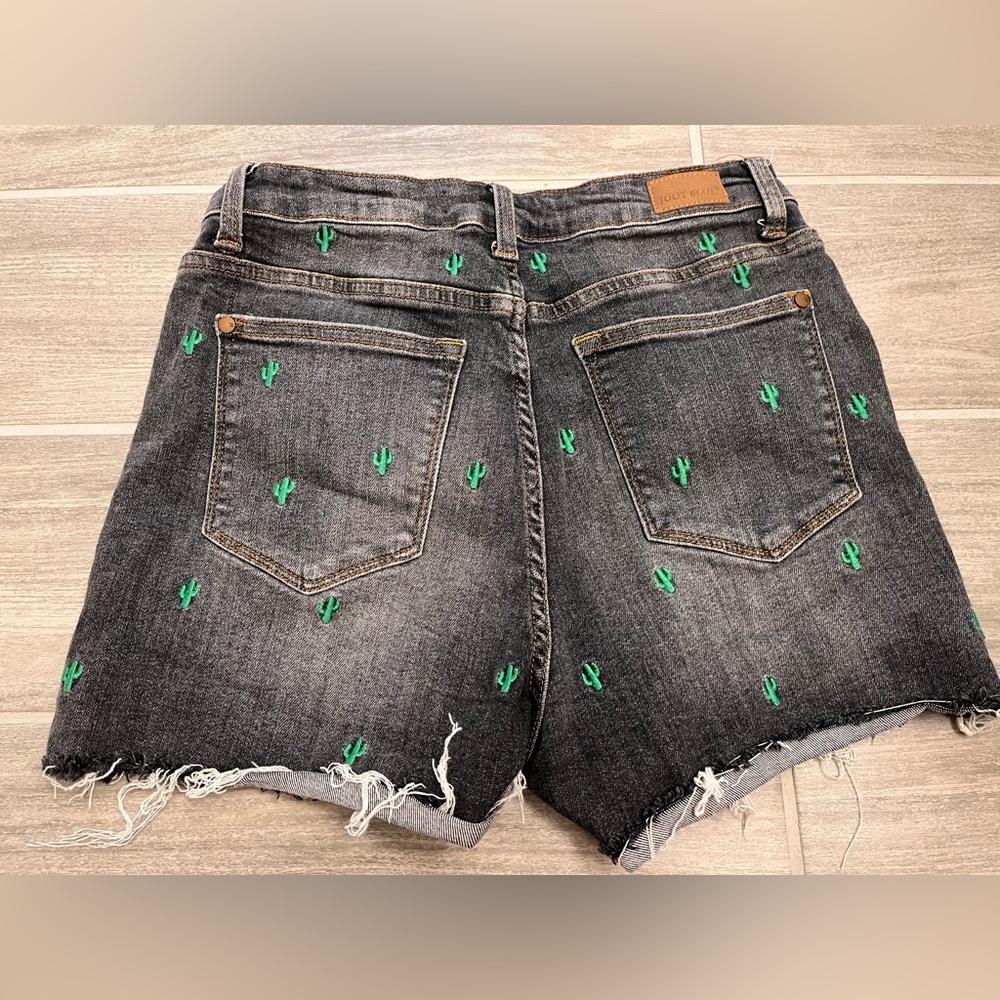 2 PAIRS! BUNDLE! Judy Blue embroidered Shorts Size medium - Picture 8 of 13